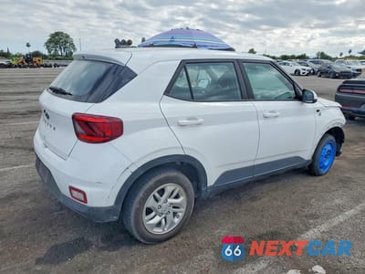 Trzecie zdjęcie samochodu z tyłu: 2021 HYUNDAI VENUE SE VIN:KMHRB8A38MU112015 - miniatura