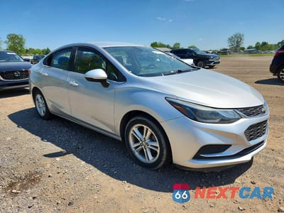 Czwarte zdjęcie samochodu z boku: 2017 CHEVROLET CRUZE LT VIN:1G1BE5SM9H7153043 - miniatura