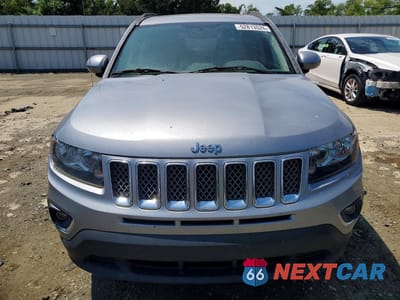 Piąte zdjęcie samochodu w środku: 2017 JEEP COMPASS LATITUDE VIN:1C4NJCEAXHD125940 - miniatura