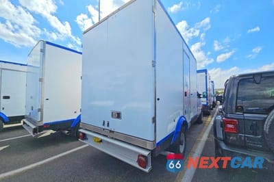 Czwarte zdjęcie samochodu z boku: 2023 FORD ECONOLINE E350 SUPER DUTY CUTAWAY VAN VIN:1FDWE3FK9PDD08532 - miniatura