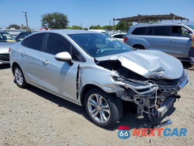 Czwarte zdjęcie samochodu z boku: 2019 CHEVROLET CRUZE LT VIN:1G1BE5SM3K7145057 - miniatura