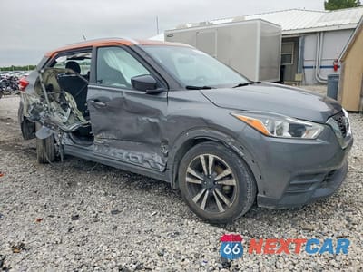 Czwarte zdjęcie samochodu z boku: 2019 NISSAN KICKS SV VIN:3N1CP5CU1KL566780 - miniatura