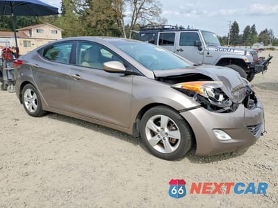 Czwarte zdjęcie samochodu z boku: 2013 HYUNDAI ELANTRA GLS VIN:5NPDH4AE9DH176923 - miniatura