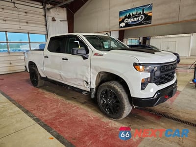 Czwarte zdjęcie samochodu z boku: 2025 CHEVROLET SILVERADO K1500 TRAIL BOSS CUSTOM VIN:3GCUKCED5SG152413 - miniatura