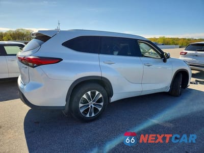 Trzecie zdjęcie samochodu z tyłu: 2022 TOYOTA HIGHLANDER HYBRID XLE VIN:5TDHBRCH4NS543312 - miniatura