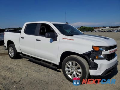 Czwarte zdjęcie samochodu z boku: 2021 CHEVROLET SILVERADO C1500 CUSTOM VIN:1GCPWBEK4MZ232153 - miniatura