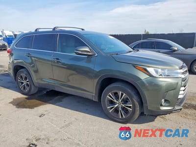 Czwarte zdjęcie samochodu z boku: 2019 TOYOTA HIGHLANDER LE PLUS VIN:5TDZZRFH1KS333290 - miniatura