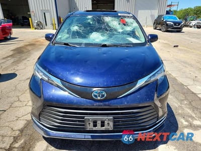Piąte zdjęcie samochodu w środku: 2021 TOYOTA SIENNA XLE VIN:5TDYRKEC9MS034075 - miniatura