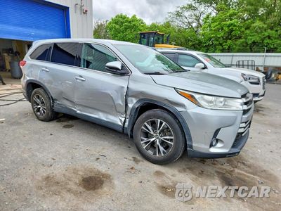 Czwarte zdjęcie samochodu z boku: 2019 TOYOTA HIGHLANDER LE PLUS VIN:5TDBZRFH4KS969591 - miniatura