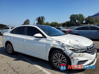 Czwarte zdjęcie samochodu z boku: 2019 VOLKSWAGEN JETTA S VIN:3VWCB7BU9KM198915 - miniatura