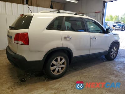 Trzecie zdjęcie samochodu z tyłu: 2012 KIA SORENTO LX VIN:5XYKTDA66CG259553 - miniatura