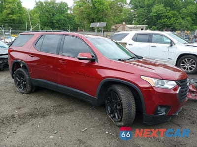 Czwarte zdjęcie samochodu z boku: 2021 CHEVROLET TRAVERSE RS VIN:1GNEVJKW8MJ106802 - miniatura