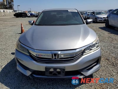 Piąte zdjęcie samochodu w środku: 2017 HONDA ACCORD LX VIN:1HGCR2F31HA012018 - miniatura