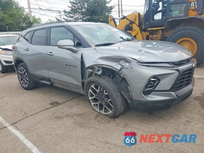 Czwarte zdjęcie samochodu z boku: 2024 CHEVROLET BLAZER RS VIN:3GNKBERS2RS190532 - miniatura