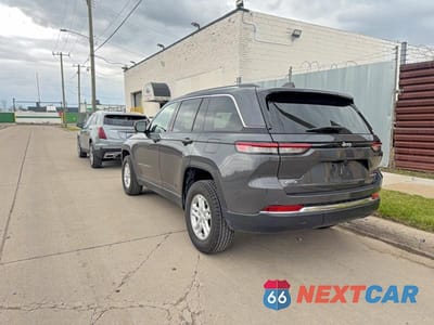 Trzecie zdjęcie samochodu z tyłu: 2023 JEEP GRAND CHEROKEE LAREDO VIN:1C4RJHAG3P8710990 - miniatura