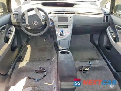 Zdjęcie 8 z 13 samochodu: 2015 TOYOTA PRIUS TWO VIN:JTDKN3DU5F0480151 - miniatura