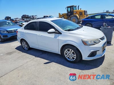 Czwarte zdjęcie samochodu z boku: 2018 CHEVROLET SONIC LS VIN:1G1JB5SH8J4107962 - miniatura