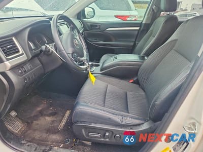 Zdjęcie 7 z 13 samochodu: 2019 TOYOTA HIGHLANDER LE PLUS VIN:5TDZZRFHXKS308274 - miniatura