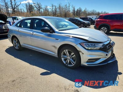 Czwarte zdjęcie samochodu z boku: 2020 VOLKSWAGEN JETTA S VIN:3VWCB7BU6LM009980 - miniatura