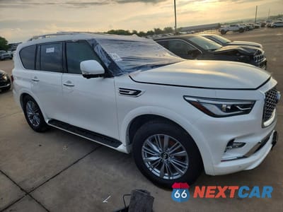 Czwarte zdjęcie samochodu z boku: 2022 INFINITI QX80 LUXE VIN:JN8AZ2AC5N9485791 - miniatura