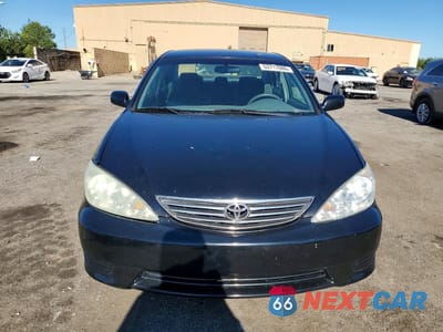 Piąte zdjęcie samochodu w środku: 2005 TOYOTA CAMRY LE VIN:4T1BE32K95U054449 - miniatura
