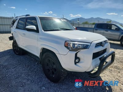Czwarte zdjęcie samochodu z boku: 2023 TOYOTA 4RUNNER SR5 VIN:JTEMU5JR7P6133714 - miniatura