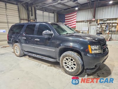 Czwarte zdjęcie samochodu z boku: 2011 CHEVROLET SUBURBAN VIN:1GNSKKE38BR233955 - miniatura