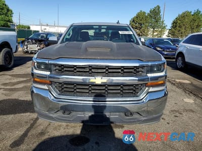 Piąte zdjęcie samochodu w środku: 2018 CHEVROLET SILVERADO K1500 LT VIN:1GCVKREH1JZ138565 - miniatura