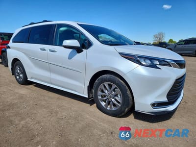 Czwarte zdjęcie samochodu z boku: 2024 TOYOTA SIENNA XLE 7-PASSENGER VIN:5TDJSKFC9RS128310 - miniatura