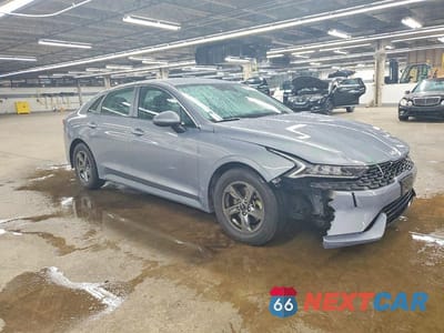 Czwarte zdjęcie samochodu z boku: 2023 KIA K5 LXS VIN:5XXG14J23PG221328 - miniatura