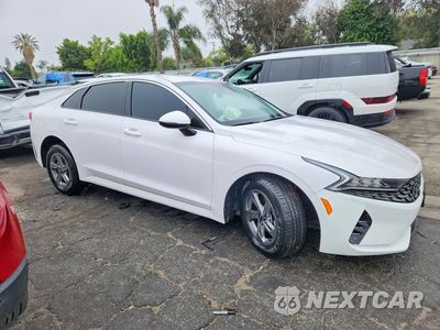 Czwarte zdjęcie samochodu z boku: 2022 KIA K5 LXS VIN:5XXG14J23NG156915 - miniatura