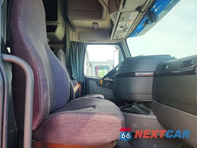 Piąte zdjęcie samochodu w środku: 2022 VOLVO VNL SEMI TRUCK VIN:4V4NC9EH2NN318202 - miniatura