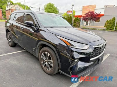 Czwarte zdjęcie samochodu z boku: 2022 TOYOTA HIGHLANDER XLE VIN:5TDGZRBH5NS591314 - miniatura