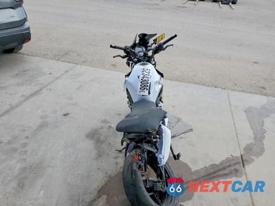 Zdjęcie 6 z 9 samochodu: 2013 KAWASAKI EX650 E VIN:JKAEXEE1XDDA13348 - miniatura