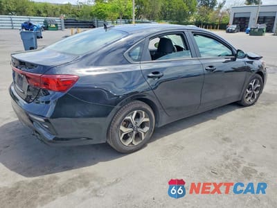 Trzecie zdjęcie samochodu z tyłu: 2021 KIA FORTE LXS VIN:3KPF24AD3ME408177 - miniatura
