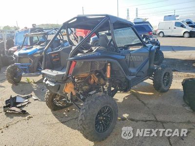 Czwarte zdjęcie samochodu z boku: 2024 HONDA SXS1000S UTILITY VEHICLE VIN:1HFVE0541R4500764 - miniatura