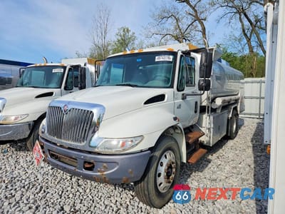 Drugie zdjęcie samochodu z przodu: 2005 INTERNATIONAL 4400 FUEL / LUBE TRUCK VIN:1HTMKAAN55H121856 - miniatura