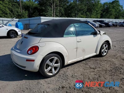 Trzecie zdjęcie samochodu z tyłu: 2007 VOLKSWAGEN NEW BEETLE TRIPLE WHITE VIN:3VWFF31YX7M419511 - miniatura