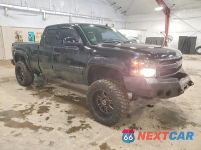 Czwarte zdjęcie samochodu z boku: 2010 CHEVROLET SILVERADO K1500 LTZ VIN:1GCSKTE34AZ121473 - miniatura