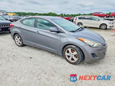 Czwarte zdjęcie samochodu z boku: 2013 HYUNDAI ELANTRA GLS VIN:5NPDH4AE1DH396234 - miniatura
