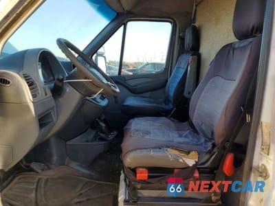 Zdjęcie 7 z 13 samochodu: 2006 DODGE SPRINTER 2500 DELIVERY VAN VIN:WD0PD744X65912808 - miniatura