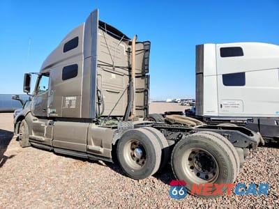Trzecie zdjęcie samochodu z tyłu: 2020 VOLVO VNL SEMI TRUCK VIN:4V4NC9EH6LN204961 - miniatura