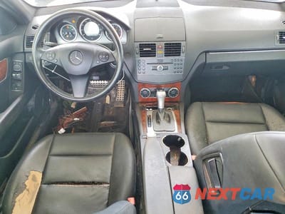 Zdjęcie 8 z 12 samochodu: 2011 MERCEDES-BENZ C VIN:WDDGF5EBXBF653011 - miniatura