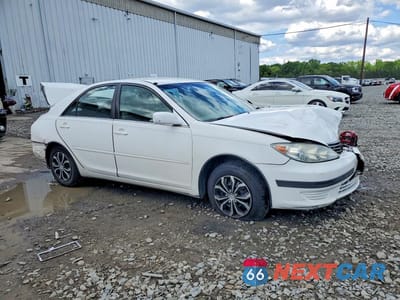 Czwarte zdjęcie samochodu z boku: 2005 TOYOTA CAMRY LE VIN:4T1BE32K15U004578 - miniatura