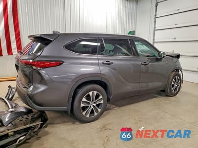Trzecie zdjęcie samochodu z tyłu: 2022 TOYOTA HIGHLANDER XLE VIN:5TDHZRBHXNS177563 - miniatura