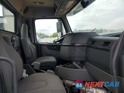 Piąte zdjęcie samochodu w środku: 2025 VOLVO VNR VIN:4V4WC9EH3SN660354 - miniatura
