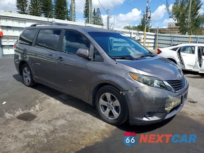 Czwarte zdjęcie samochodu z boku: 2013 TOYOTA SIENNA LE VIN:5TDKK3DC1DS378386 - miniatura