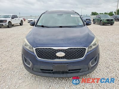 Piąte zdjęcie samochodu w środku: 2016 KIA SORENTO LX V6 VIN:5XYPG4A56GG002495 - miniatura