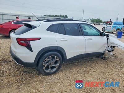 Trzecie zdjęcie samochodu z tyłu: 2025 CHEVROLET TRAX 1LT VIN:KL77LHEP3SC312399 - miniatura