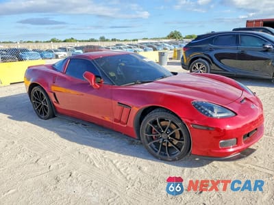 Czwarte zdjęcie samochodu z boku: 2010 CHEVROLET CORVETTE VIN:1G1YG2DW2A5100588 - miniatura